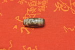 Бусина Дзи денежный крюк халцедон(агат) с киноварью 3 см